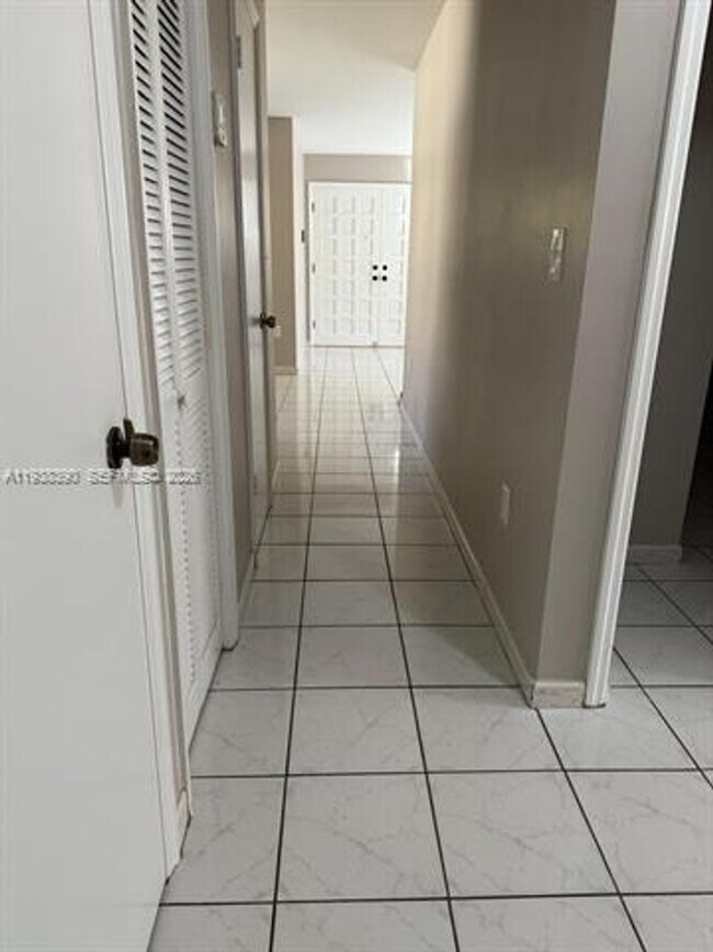 Building Photo - 2912 SW 38th Ct