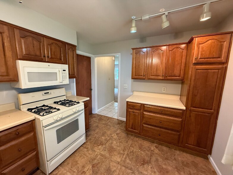 Building Photo - 4221 Lynwood Ct