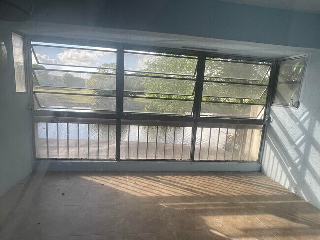 Building Photo - 6667 Racquet Club Dr