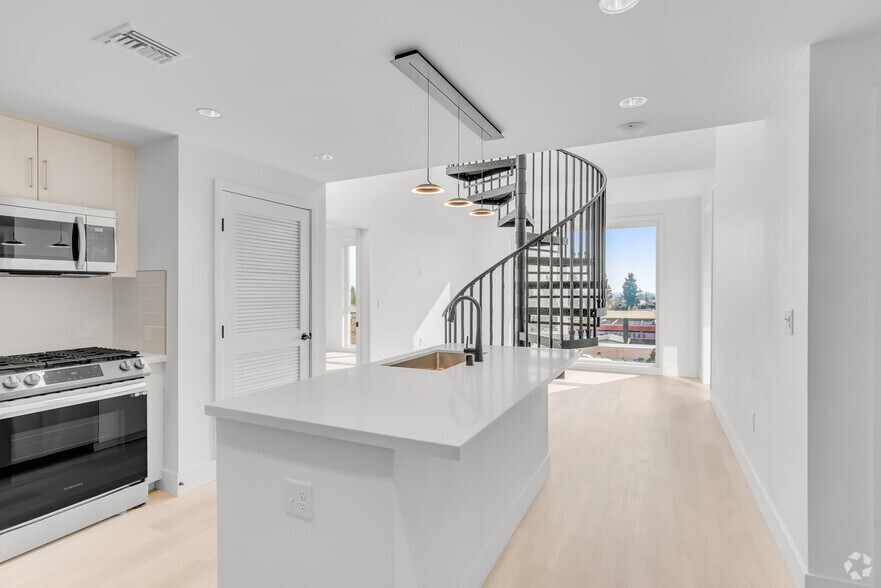 2BR, 2BA - 987 SF - Marketing Information