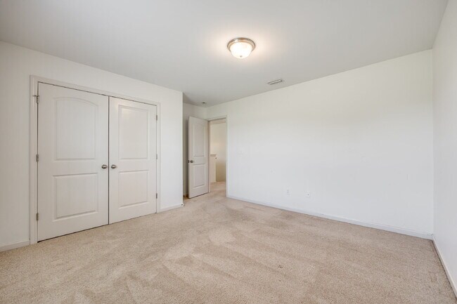 Building Photo - 826 Summerlake Dr