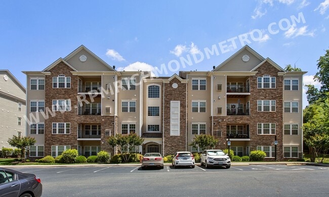 Building Photo - Stunning, Spacious 2 Bedroom Condo in Midl...