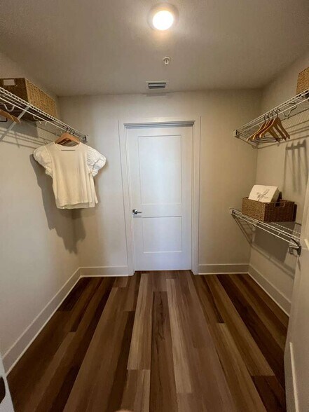 Building Photo - 2910 SW 69th Ave