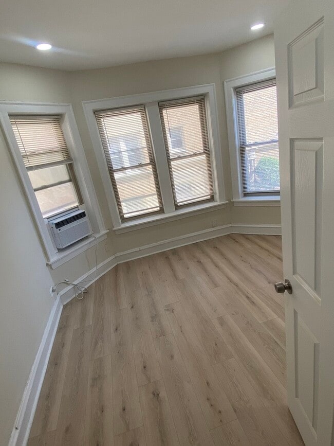 Building Photo - 2210 E 70th St