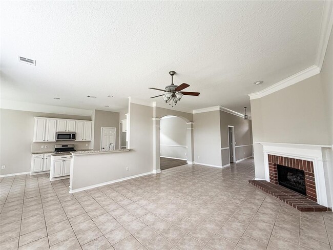 Building Photo - 10114 Willow Crossing Dr