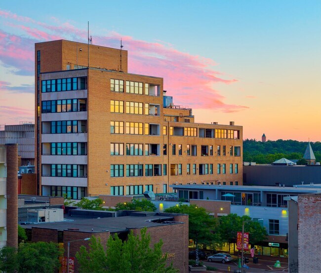 Building Photo - Enjoy The View