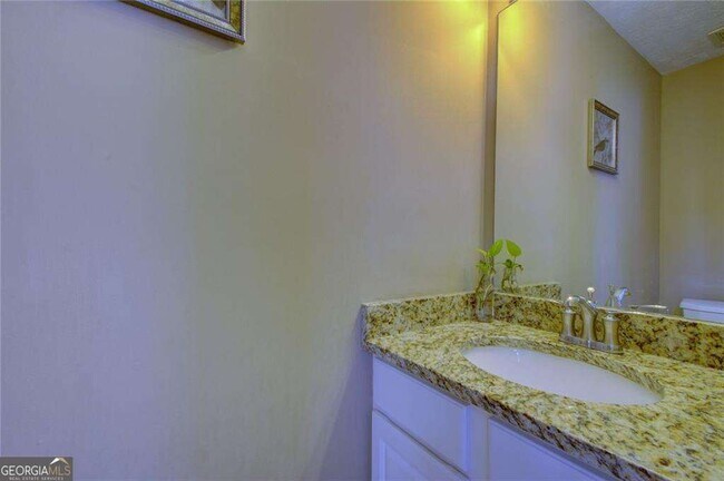 Building Photo - 2820 Northcliff Dr