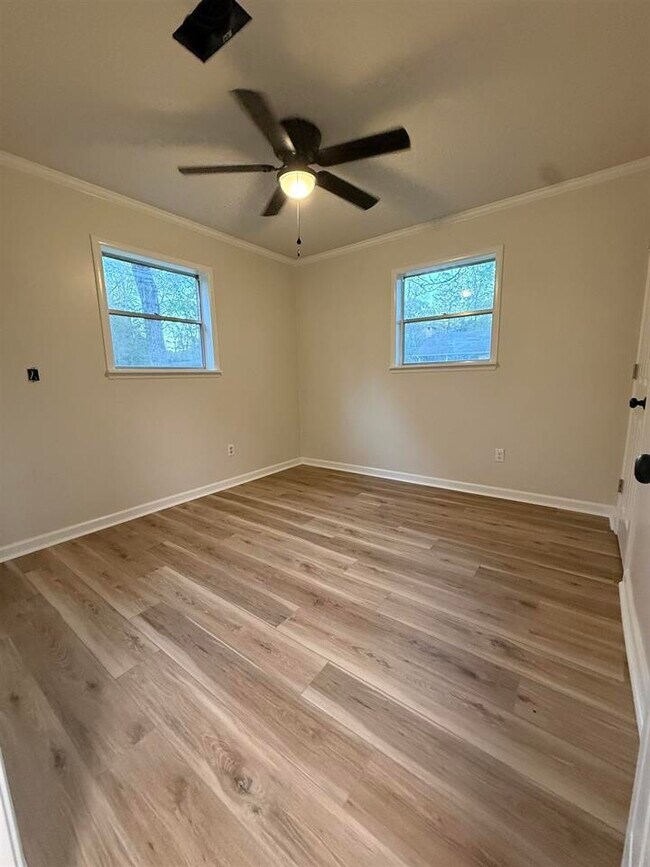 Building Photo - 917 W Wildwood Dr