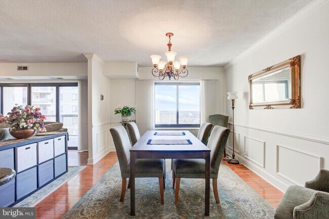 Building Photo - 307 Yoakum Pkwy