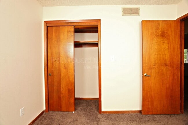 Building Photo - 437 Hillcrest Ct N