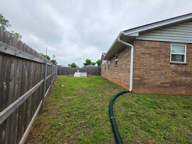 Building Photo - Cute 4 bedroom home in Shawnee