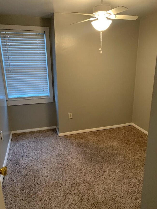 Building Photo - Beautiful Renovated 3/1.5 Home in Beechvie...