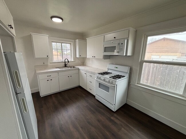 Building Photo - 520 E Cypress St