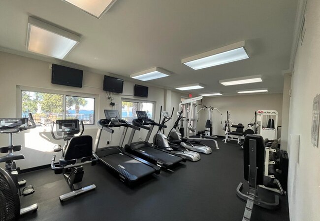 Building Photo - 2400 Grandiflora Blvd