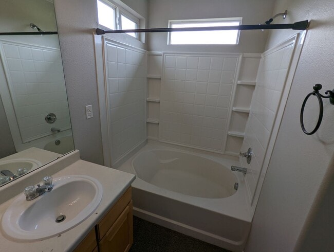 Building Photo - Gorgeous 2 Story 3 Bedroom 2.5 Baths in Da...