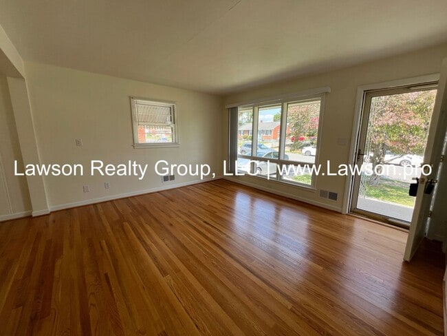 Building Photo - Pristine Brick Ranch with Covered Back Patio!