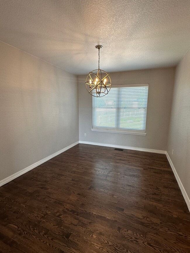 Building Photo - Stunning and HUGE 5BD/3.5BA in Paint Brush...