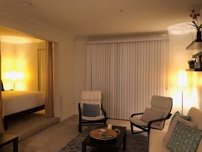 Building Photo - Meridian Fully Furnished Studio Condo - Resort Style Living. Utilities & Cable services Not Inclu...