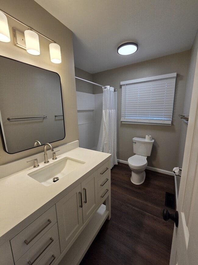 Building Photo - 611 Austin Ln