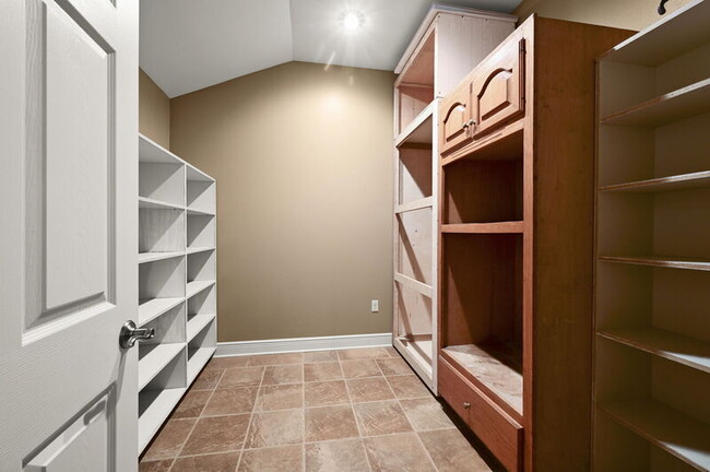 Building Photo - 4724 Lake Point Ave