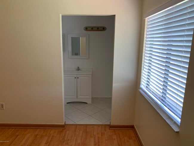 Building Photo - 1000 Abada Ct NE