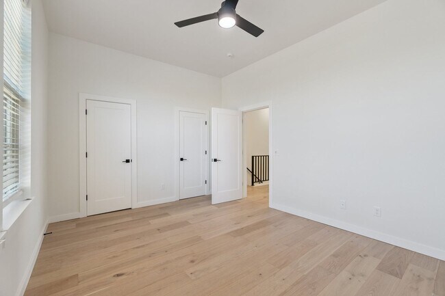 Building Photo - Townhome 2 bed 2.5 bath "The Mid-Mod" in the Heart of Selah