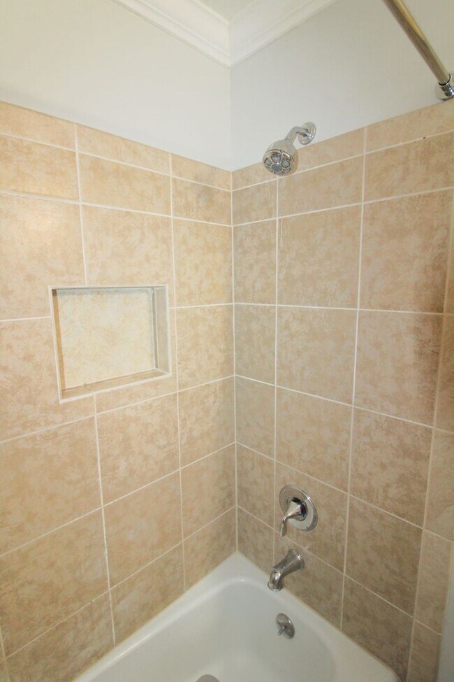 Building Photo - 3 Bedroom Brick Ranch in Idlewild Farms
