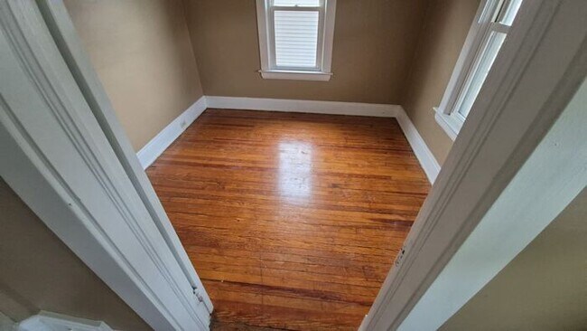 Building Photo - Charming 2 beds 1 baths in Newburg Heights!