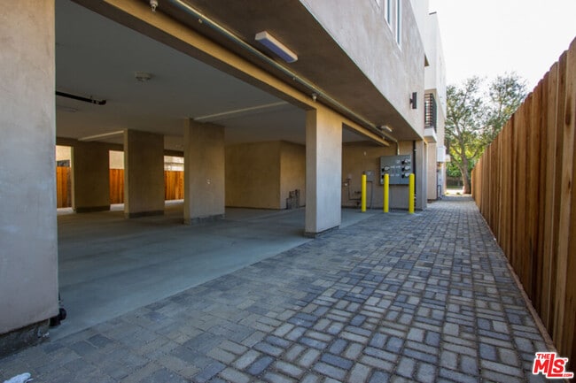 Building Photo - 4924 Laurel Canyon Blvd