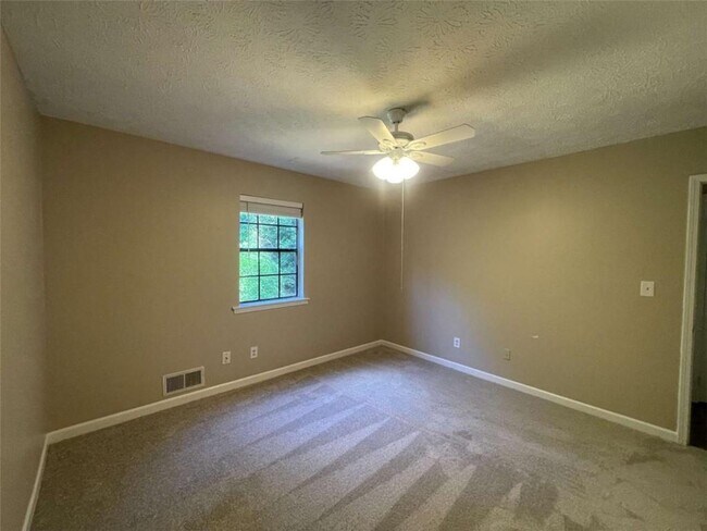 Building Photo - 55 Hunt Ridge Dr