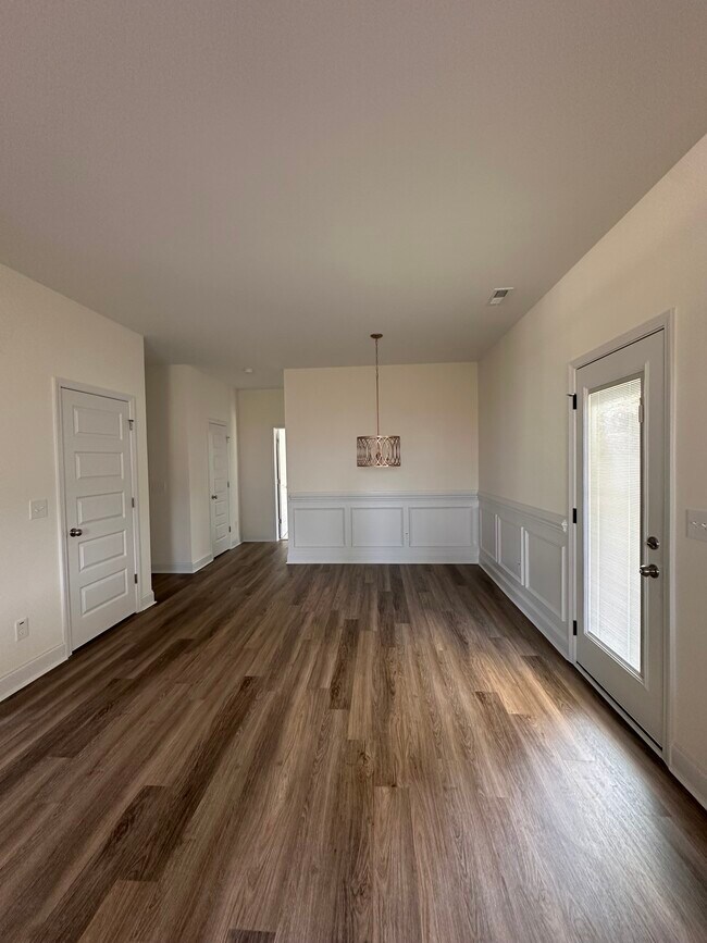 Building Photo - 341 Edwinstowe Ave