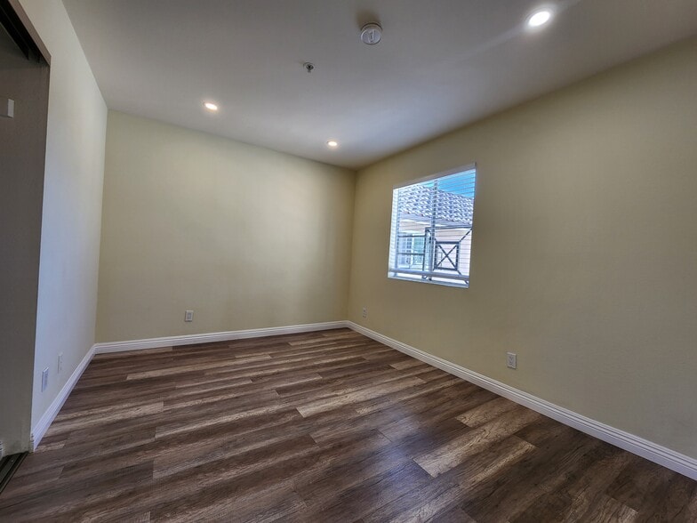 Building Photo - 420 Riverdale Dr