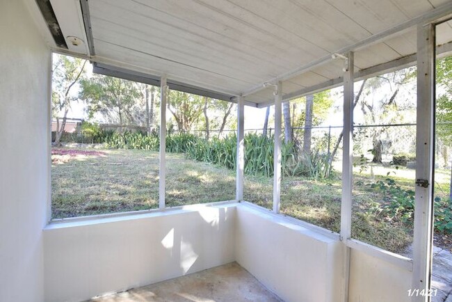 Building Photo - Stylish 3/2 Renovated Bungalow with a Deta...