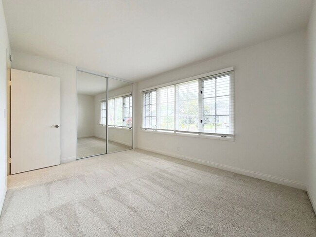 Building Photo - Centrally Located Single Level in Oceanside!