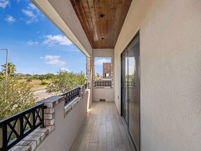 Building Photo - 210 Veracruz Dr