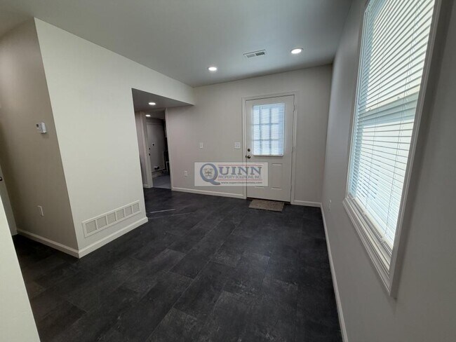 Building Photo - 319 Willow Dr
