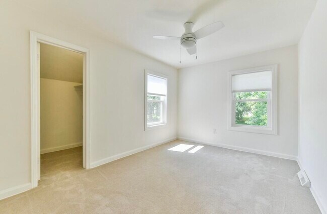 Building Photo - 402 E Calumet Rd