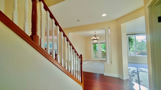 Building Photo - **$1000 OFF FIRST FULL MONTHS RENT**  Gorg...