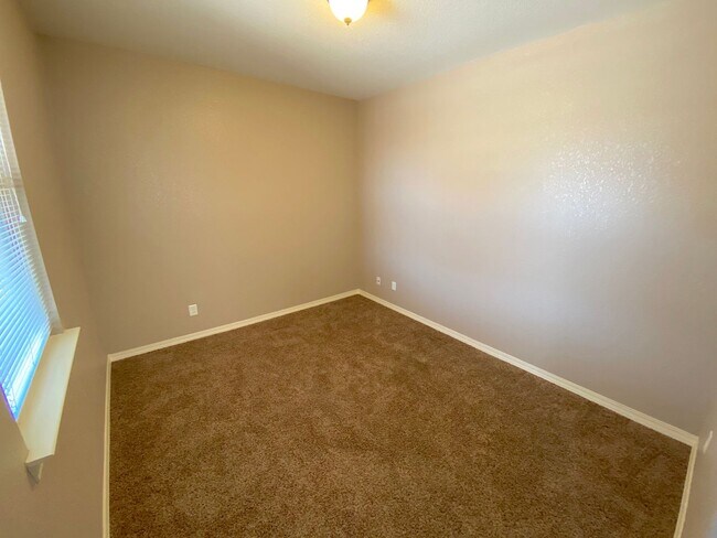 Building Photo - East El Paso LARGE 4bed/2.5bath Refrig A/C!