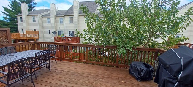 Building Photo - Luxurious And Spacious 3 Bed 2 Bath Brick ...