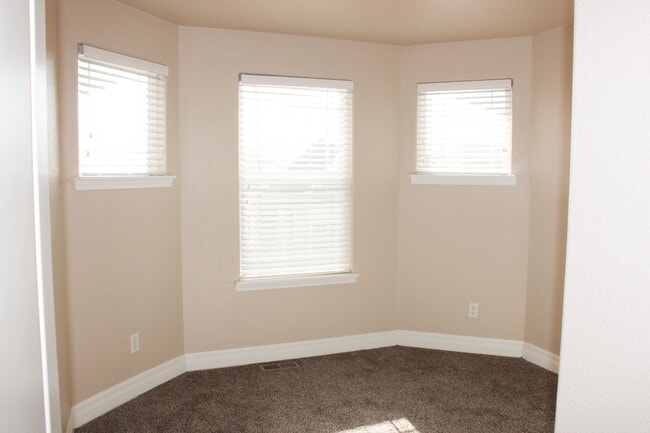 Building Photo - Meticulously maintained townhome on August...