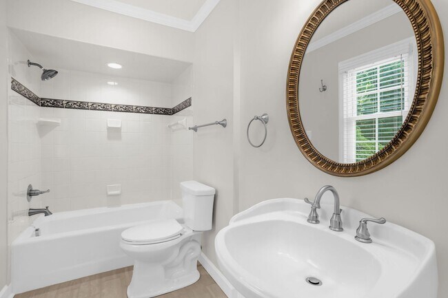 Building Photo - Classic Country Club Elegance