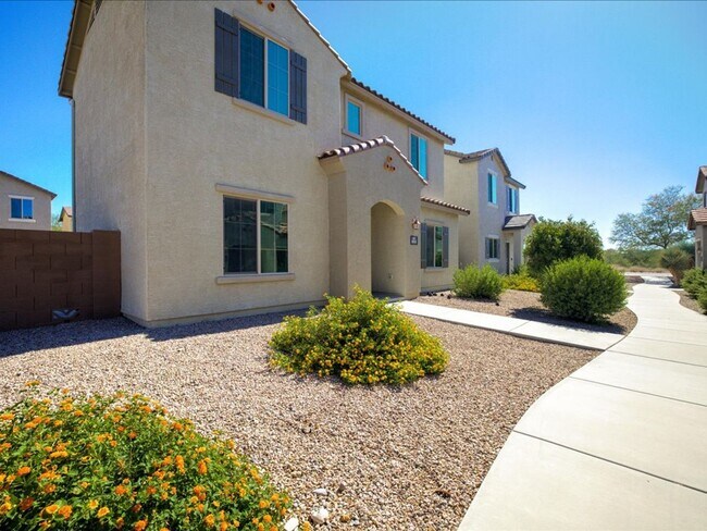 Building Photo - 4 Bedroom, 2.5 Bath COMMUNITY POOL!