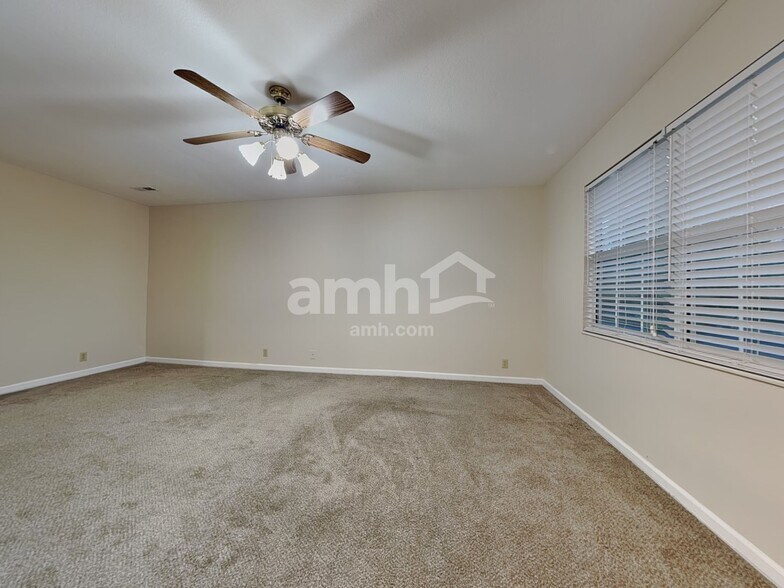 Building Photo - 1112 Oak Haven Rd