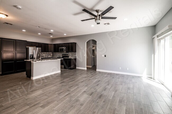 Building Photo - DON'T MISS THIS THREE BEDROOM TOWNHOUSE IN A PRIME LOCATION