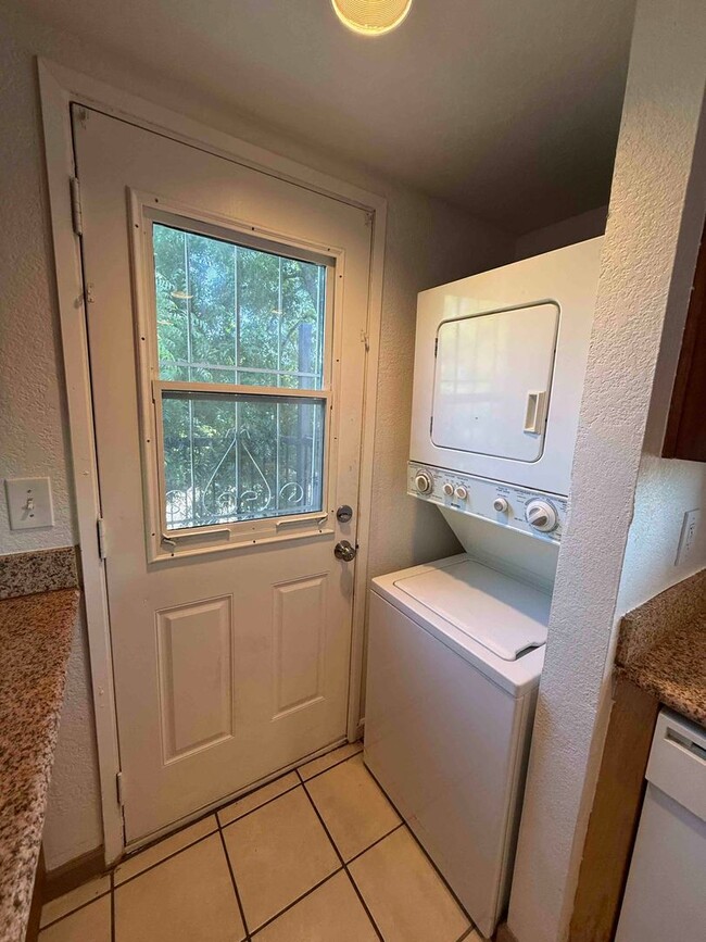 Building Photo - 2 Bed 2 Full Bath Condo