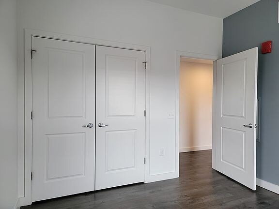 Building Photo - 550 New Holland Ave