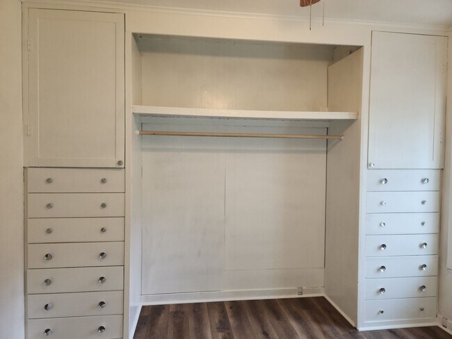 Building Photo - 3-bedroom 1 bath single family dwelling