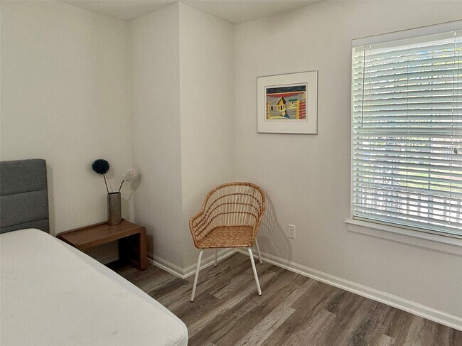 Building Photo - 2 Twin Feather Pl