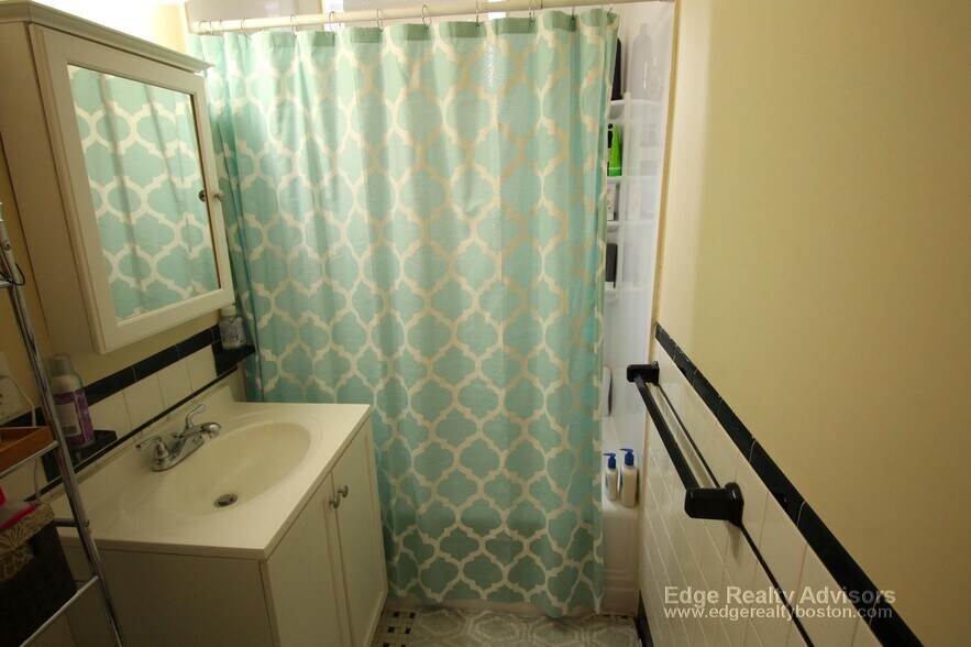 Building Photo - 66 Montcalm Ave